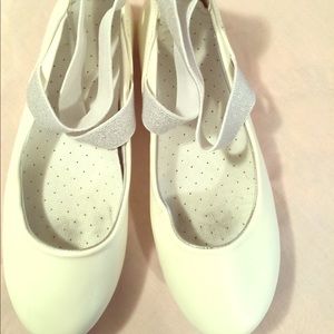Size 6 girls Kenneth Cole White Dress Shoe